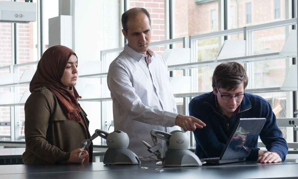 Professor Abas Sabouni instructs a lab with students
